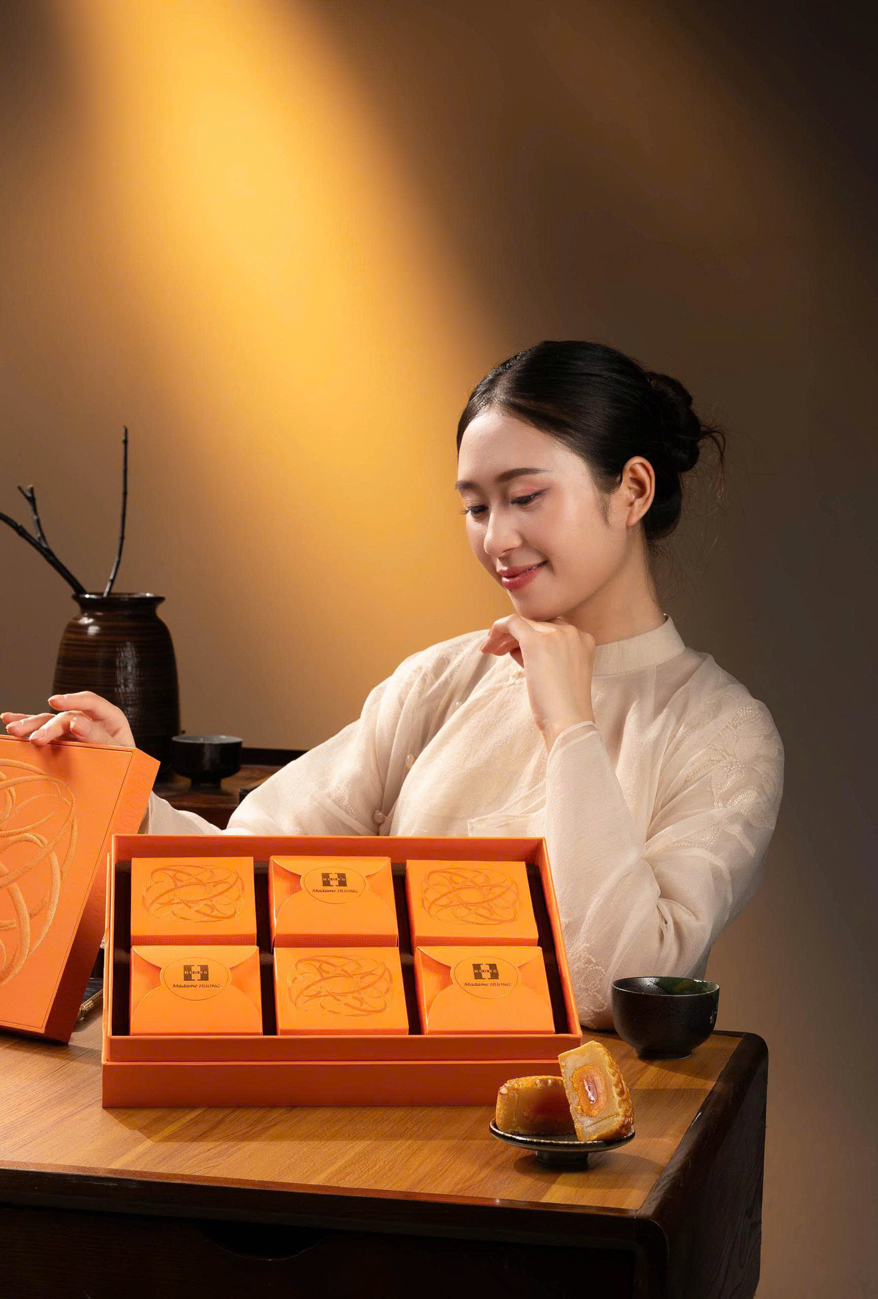 Bánh trung thu Madame Hương hộp Hàng Đường phố